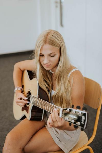 Kobieta grająca na gitarze 03