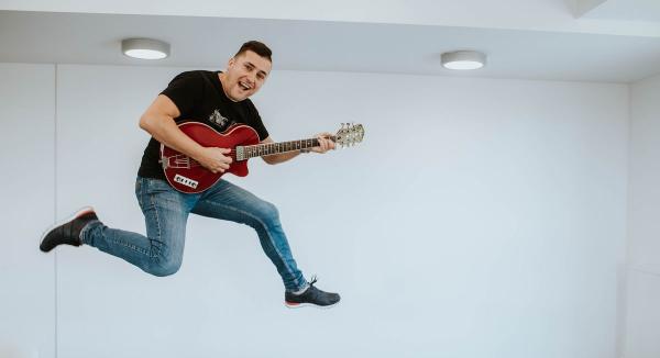 Mężczyzna grający na gitarze 01