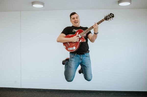Mężczyzna grający na gitarze 02