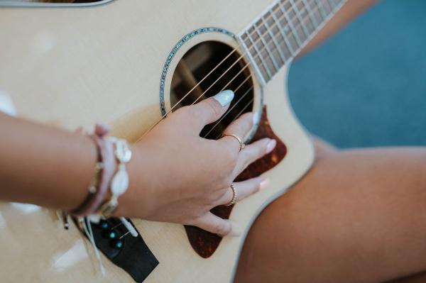 Mężczyzna grający na gitarze 03