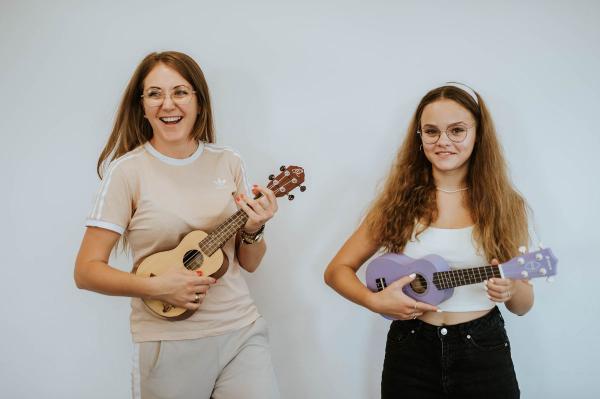 Kobiety grające na gitarach