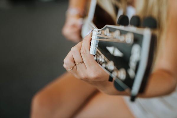 Kobieta grająca na gitarze 01