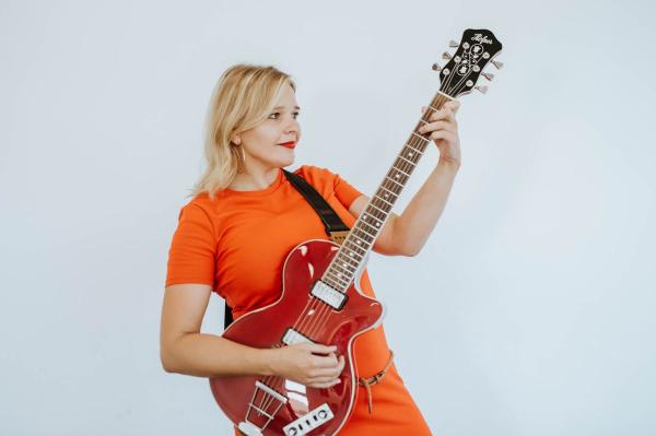 Kobieta grająca na gitarze